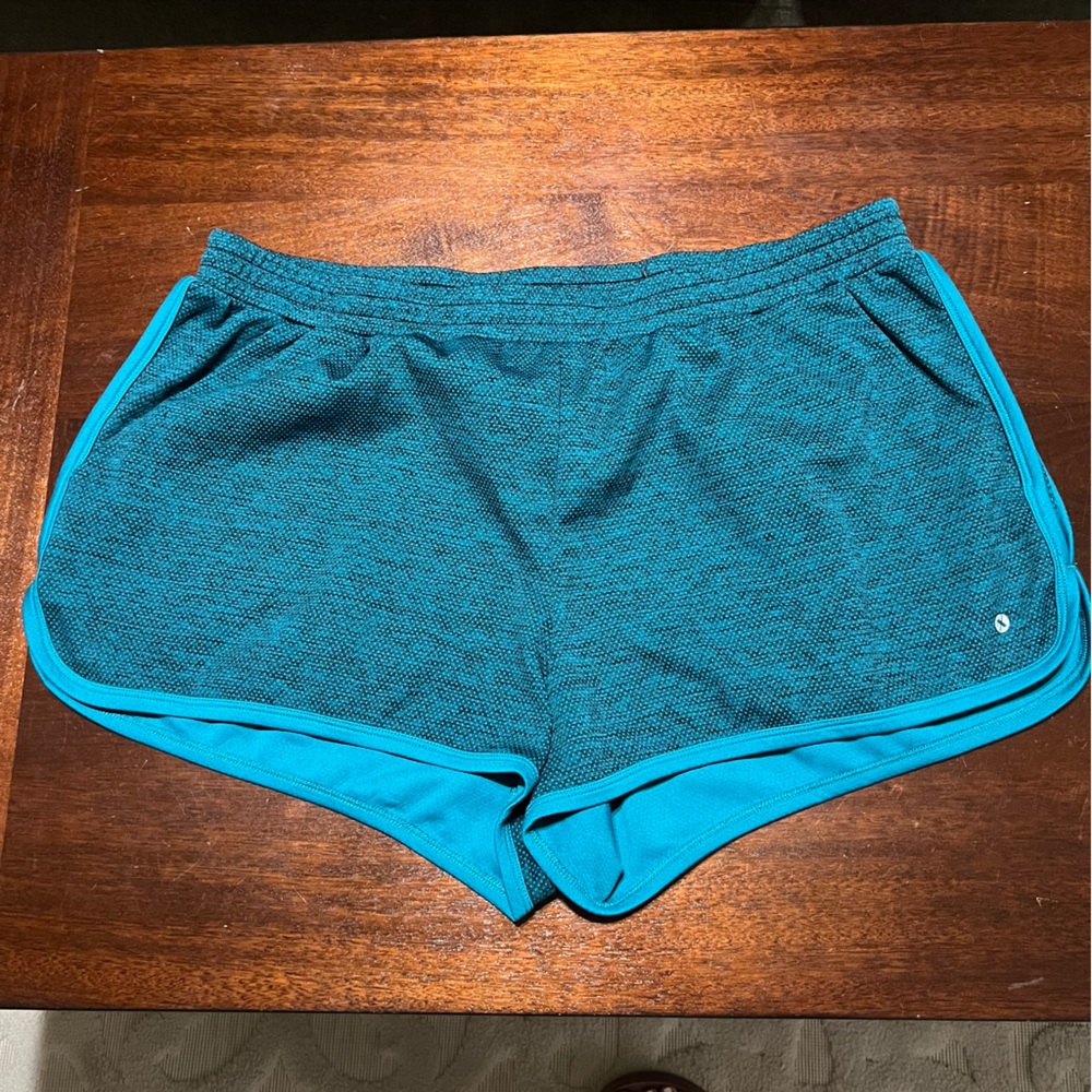 Women’s Xersion teal athletic shorts with pockets